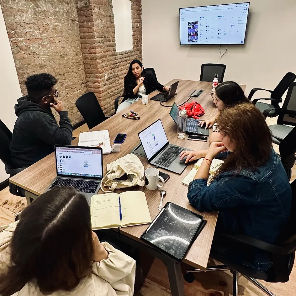 Agencia boutique de comunicación trabajando en redes sociales y estrategias de marketing digital